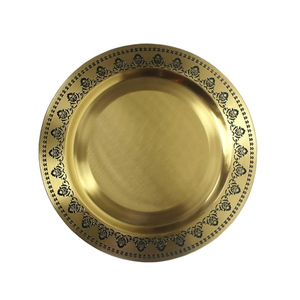 Assiette de présentation en laiton doré antique avec bordure florale ornée en relief pour la décoration de tables de haute couture et de banquets de mariage – Vente en gros - Product Image 2