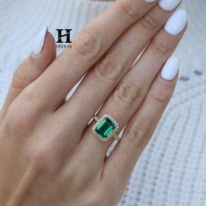 Bague de fiançailles de luxe en or jaune 14 carats avec émeraude verte de 2 carats cultivée en laboratoire et halo de diamants pour femme, vente en gros - Product Image 2
