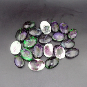 Pierre de poche ovale polie naturelle en Kammererite, cristal violet rare pour la guérison, la méditation Reiki, l'énergie et la décoration artistique folklorique - Product Image 4