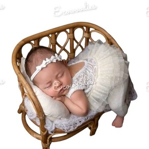 Lit de jour en bambou personnalisable avec rembourrage en coton, durable et confortable, style traditionnel, idéal comme accessoire de photographie pour bébés. - Product Image 5
