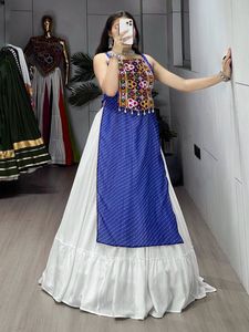 Vente en gros de tenues ethniques pour femmes, ensemble Lehenga et Kurti, travail au miroir, Gota Patti, vêtements traditionnels indiens, export - Product Image 3