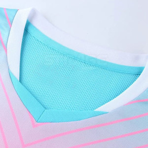Uniforme de football en polyester respirant de haute qualité avec une texture de tissu lisse pour les sports de plein air et les entraînements quotidiens - Product Image 3
