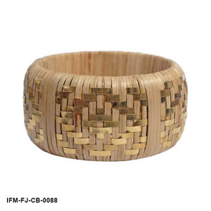 กำไลข้อมือทอมือ Tissé Virelle: ทำจากเส้นใยราฟเฟียธรรมชาติและฐานไม้ พร้อมดีไซน์ลายสานแบบดั้งเดิมที่โดดเด่น - Product Image 1