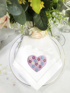 Serviettes de table en coton brodées personnalisées en gros, motif cœur rose, avec ourlet festonné, pour événements à domicile et mariages - Product Image 3