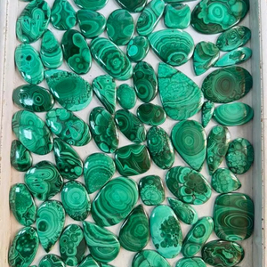Cabujón de malaquita natural de alta calidad, piedra preciosa de diseño para anillo o colgante, tamaño de piedra preciosa de malaquita, cabujón hecho a mano. - Product Image 1