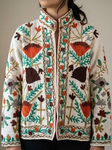 Chaqueta Bomber Suzani Floral Hecha a Mano con Tela de Algodón Blanca de Alif Production, Ecológica, Transpirable y de Secado Rápido para Ella - Product Image 3
