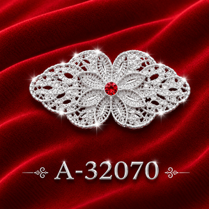 Broche florale plaquée argent avec centre en strass rouge pour femmes, bijoux de fête de mariage A-32070 - Product Image 1