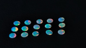 Lote de Gemas Sueltas de Ópalo Etíope Natural, Corte Ovalado Facetado de 6x8mm, Calidad AAA - Product Image 2
