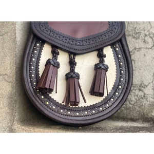 Sporran écossais en cuir véritable de qualité supérieure avec panneau en fourrure contrastant, bordure décorative cloutée et trois pompons en cuir tressé - Product Image 3