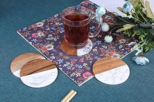 Sous-verres carrés modernes faits à la main en résine et bois, diamètre 35 mm, tapis de boisson haut de gamme pour la décoration intérieure et la protection de table - Product Image 3