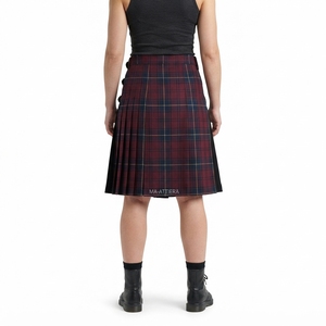 Kilt unisexe rouge et noir à carreaux écossais, style utilitaire, avec poches cargo, boucle réglable, streetwear, vêtement de travail, design moderne personnalisé - Product Image 4