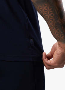 เสื้อยืดคอกลมแขนสั้นสีกรมท่าสำหรับผู้ชาย ผลิตตามสั่ง (OEM) ผ้าฝ้าย 100% คุณภาพสูง ระบายอากาศได้ดี เป็นมิตรต่อสิ่งแวดล้อม พร้อมโลโก้สั่งทำ ผลิตในปากีสถาน - Product Image 6