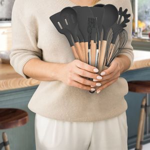 Set di 11 utensili da cucina in silicone con manico in legno, resistenti al calore: spatola, paletta, mestolo, pinze per spaghetti, cucchiaio, frusta per uova - Product Image 3