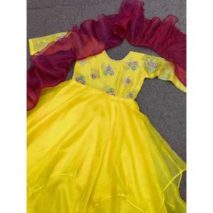 ชุดทำงานผ้าออร์แกนซ่าพร้อมชุดเดรสสีเหลือง - Product Image 3