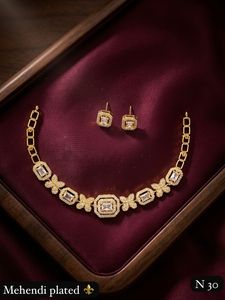 Conjunto de Collar y Aretes de Oro con Incrustaciones de Kundan y Perlas, Joyería de Boda para Mujer, Estilo Clásico, Diseño Geométrico - Product Image 5