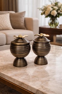 Elegante tarro metálico para dulces con tapa de flores, ideal para almacenar caramelos, chocolate y azúcar en la cocina y la mesa de comedor, procedente de la India. - Product Image 4