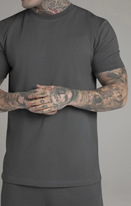 เสื้อยืดคอกลมสีเทาแบบคัลเลอร์บล็อกกิ้งสำหรับผู้ชาย พร้อมกางเกงขาสั้น ชุดลำลองสำหรับฤดูร้อน ผ้าถัก ระบายอากาศได้ดี - Product Image 5