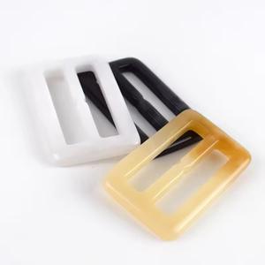 แหวนเรซิ่นดีไซน์เนอร์สำหรับผู้หญิง เป็นมิตรกับสิ่งแวดล้อม น้ำหนักเบา ทนทาน สวยงาม ทันสมัย เหมาะสำหรับเข็มขัด ชุดเดรส กางเกงยีนส์ ใช้ได้ทุกวัน - Product Image 3