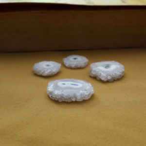 Tranche de Quartz Solaire Blanc Naturel, Cabochon Fleur Druzy pour la Fabrication de Bijoux - Saksham Jewels, Origine Rajasthan, Vente en Gros - Product Image 3