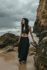 Haut court à capuche sans manches style nomade, léger, en rayonne noire, pour la plage - Product Image 4