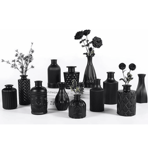 Set di 12 Vasi in Vetro Nero per Fiori, Mini Vasi Vintage per Matrimoni e Decorazioni Rustiche, Piccoli Vasi in Cristallo per Centrotavola - Product Image 1