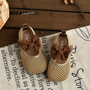 Sandales de princesse pour filles, chaussures d'été respirantes à semelle souple en maille avec nœud ajouré antidérapantes en cuir pour enfants - Product Image 1