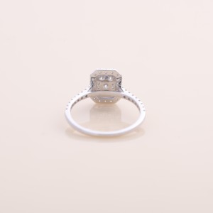 Anillo de oro amarillo, blanco y rosa de 14K con racimo de diamantes redondos, halo y pavé, con tallo dividido, joyería fina - Product Image 3