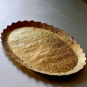 Magnifique plateau de service ovale doré martelé, avec un motif texturé et des bords festonnés délicats, pour servir des aliments et décorer. - Product Image 3