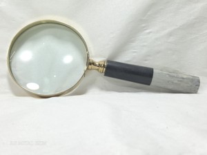 Loupe vintage en laiton avec poignée en résine bicolore, loupe de poche de luxe, décoration de bureau, cadeau d'affaires haut de gamme - Product Image 1