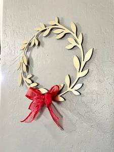 Corona de Hojas Metálicas Redonda Decorativa con Flores, Sin Luces, Hecha a Mano, Estilo Clásico con Cinta Roja, Adorno Navideño para Colgar en la Pared - Product Image 1