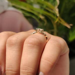 Anillo de Compromiso con Diamante Corte Hexagonal y Piedras Laterales Marquise y Redondas, Oro Amarillo de 14K, Anillo Floral, Regalo de Boda para Ella - Product Image 4