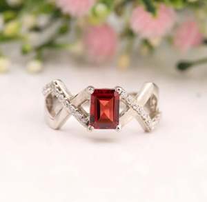 Bague de fiançailles de luxe en argent sterling plaqué or avec grenat taille émeraude pour femme, idéale pour les fêtes et les cadeaux d'anniversaire - Product Image 2