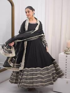 Ensemble de robe Anarkali noire brodée, 3 pièces - Product Image 3