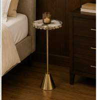 Table d'appoint moderne avec plateau rond en marbre et structure en métal laiton, élégante, pour salon, design contemporain, décorative