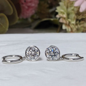 Pendientes de aro colgantes con diamantes cultivados en laboratorio de corte redondo de 2 quilates, con engaste de bisel, de oro blanco macizo de 14k para mujer. - Product Image 5
