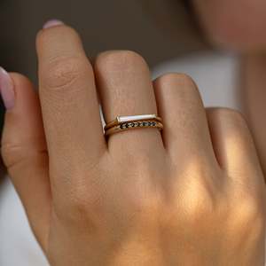 Anillo de Compromiso de Diamantes con Corte Baguette en Oro de 14K para Mujer, Estilo Minimalista, Certificado IGI - Product Image 4