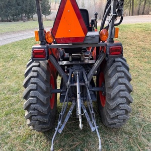 Achetez un tracteur agricole Kubota 4x4 B3350 d'occasion, 100 CV, 120 CV, qualité supérieure, livraison rapide, parfait pour les travaux agricoles - Product Image 3