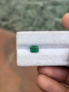 มรกตธรรมชาติจากแซมเบีย 1.50 กะรัต สีเขียวสดใส ทรงสเต็ปคัท พลอยเม็ดเดี่ยวสำหรับเครื่องประดับแหวนและจี้ระดับไฮเอนด์ - Product Image 4