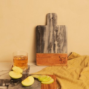 Plateau à fromage élégant en marbre noir et bois d'acacia, plateau de service personnalisé pour charcuterie, cadeau de cuisine de luxe - Product Image 1