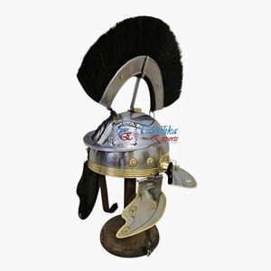 Casco Romano de Centurión Medieval de Metal de Latón Antiguo con Pluma Negra, Diseño para Halloween, Acabado Pulido Galvanizado Hecho a Mano - Product Image 1