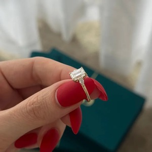 Bague de fiançailles et de mariage en or jaune 18 carats avec diamant de laboratoire taille émeraude, trois pierres, 1,5 carat, et diamants latéraux taille poire émeraude pour femme - Product Image 2