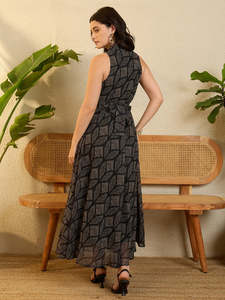 Vestido de Georgette con Estampado Abstracto Negro de Estilo Único, Corte en A, para Eventos Nocturnos y Celebraciones, Disponible a un Precio Competitivo - Product Image 3