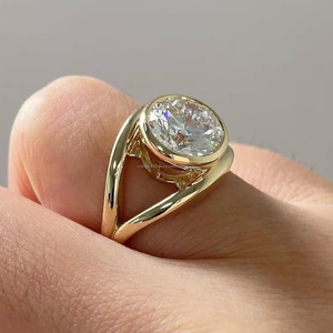 Anillo de compromiso de moissanita con bisel dividido de 10 mm, plata de ley 925, minimalista, para boda, aniversario, regalo para dama de honor - Product Image 2