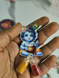 Soporte de Lujo Hecho a Mano para Haldi y Kumkum de Bebé Krishna con Mini Botellas de Sindoor y Haldi, Regalo de Recuerdo Laddu Gopal, Recuerdo de Pooja - Product Image 2