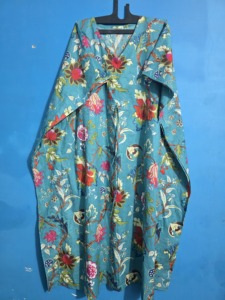 Vestido Kaftán Largo de Algodón Orgánico Indio Hecho a Mano para Mujer, con Cuello en V, Ligero, con Estampado Floral y Fruncido, Ideal para Invierno o Playa - Product Image 2