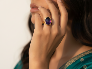 Anillo con Cabujón Ovalado de Amatista y Engaste de Bisel en Latón Chapado en Oro - Product Image 2