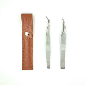 Vente en gros de pinces à cils professionnelles personnalisées avec étiquette privée, en acier inoxydable, étui en cuir, précision durable, antistatique - Product Image 1