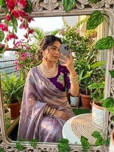 Sari Khatli Pearl Elegance, Sari Floral Pearl Grace, Sari Satin Blossom de Diseñador, Sari con Pétalos de Perla Hechos a Mano - Product Image 1