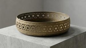 Plateau de service rond en métal doré ajouré, idéal pour les occasions festives, les mariages, les cadeaux, la présentation sur les tables à la maison et à l'hôtel, provenant d'Inde. - Product Image 3