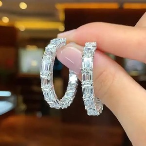 Pendientes de Aro para Mujer con Moissanita 925, Corte Esmeralda, en Plata de Ley con Baño de Oro Blanco, Pendientes de Aro con Diamantes en Venta - Product Image 5